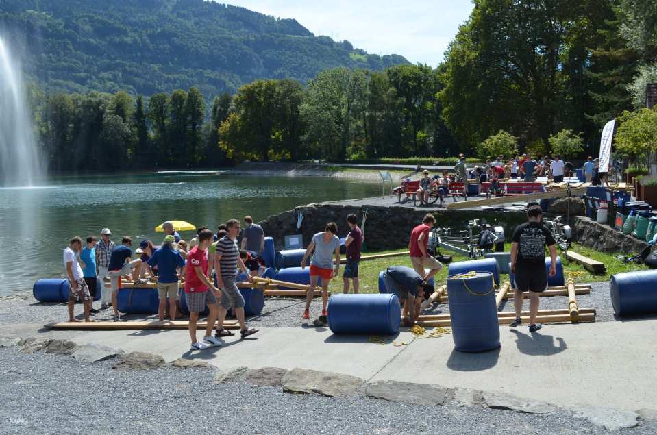 Building rafts on Lake Walen in a team