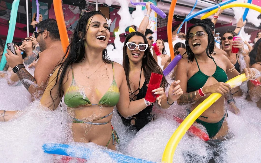 Cancun: Coco Bongo Beach Party – Ultimate Pool & Beach Experience Image 8