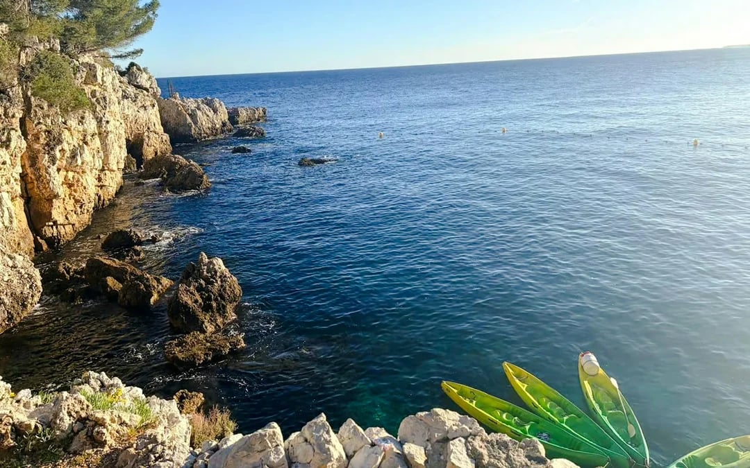 Cap d'Antibes and Billionaires' Bay Guided Kayak and Snorkeling Tour with Picnic or Aperitif Image 3