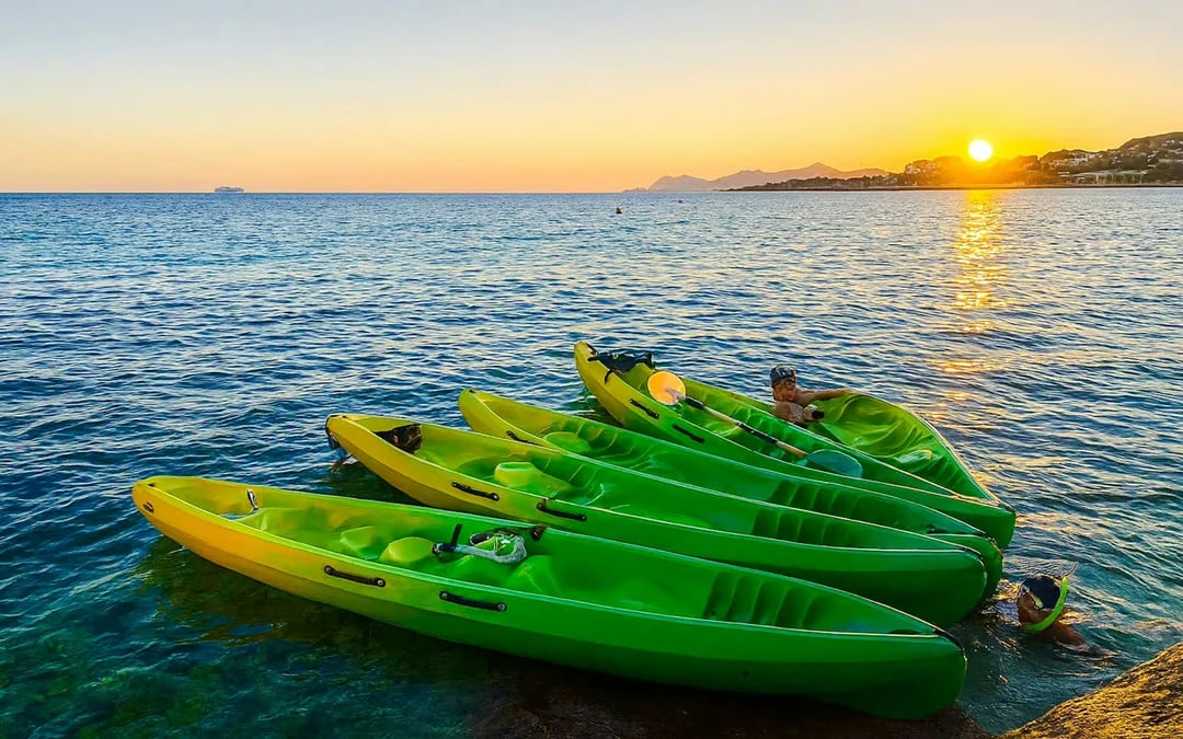 Cap d'Antibes and Billionaires' Bay Guided Kayak and Snorkeling Tour with Picnic or Aperitif Image 5