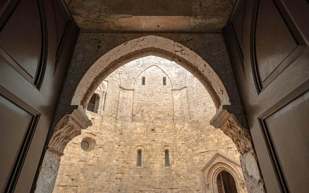 Castel del Monte Small-Group Guided Tour Image 4