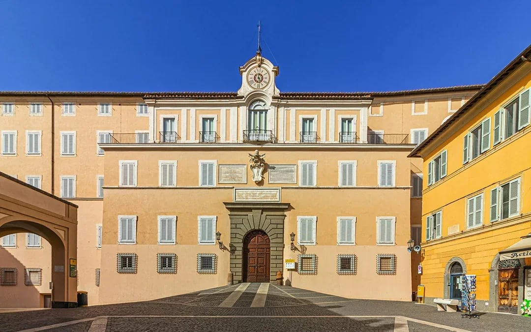 Castel Gandolfo Full Experience with Eco-Minibus Tour of Pontifical Gardens Image 1