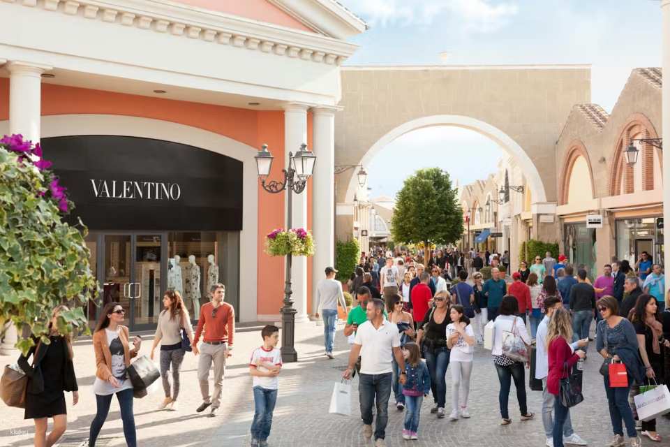 Castel Romano Designer Outlet: Roundtrip Shuttle from Rome | Italy