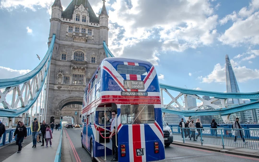 Central London: Afternoon Tea Bus Tour Image 4