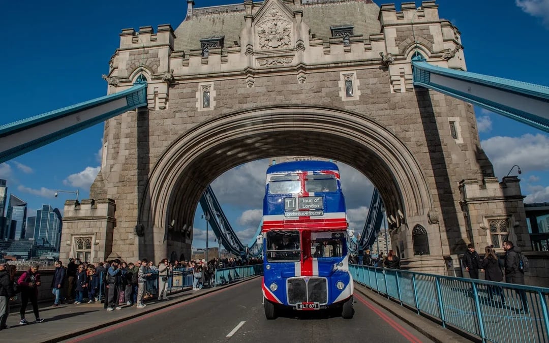 Central London: Afternoon Tea Bus Tour Image 9