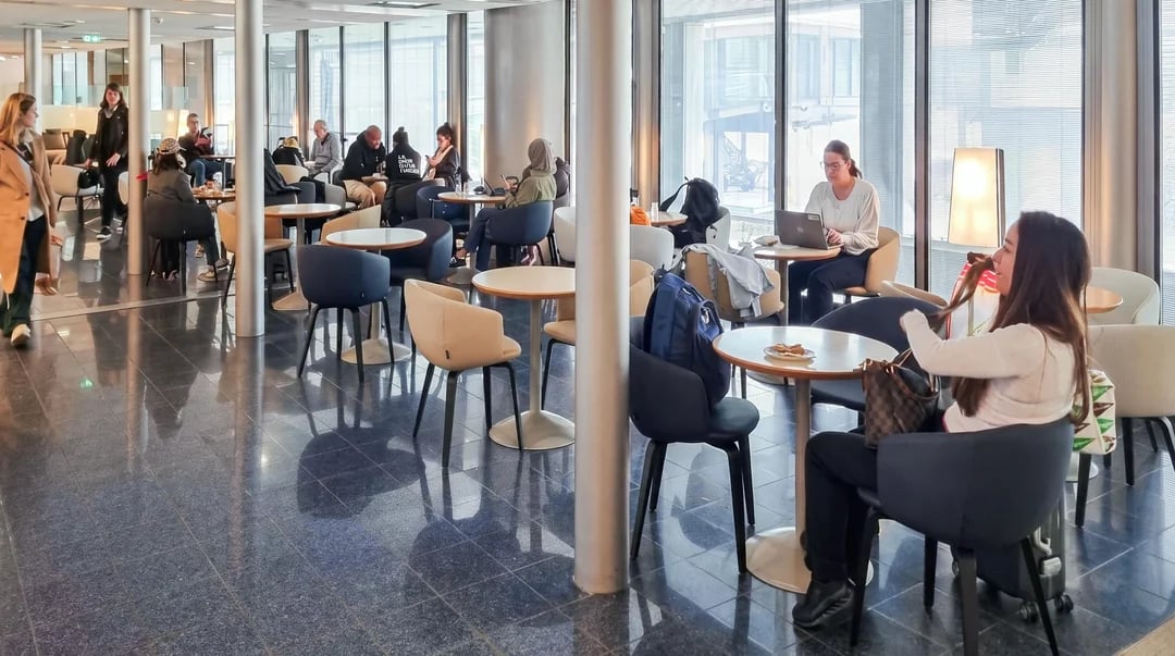 Charles de Gaulle Airport: Salon Paris Lounge at Terminal 2C Image 2