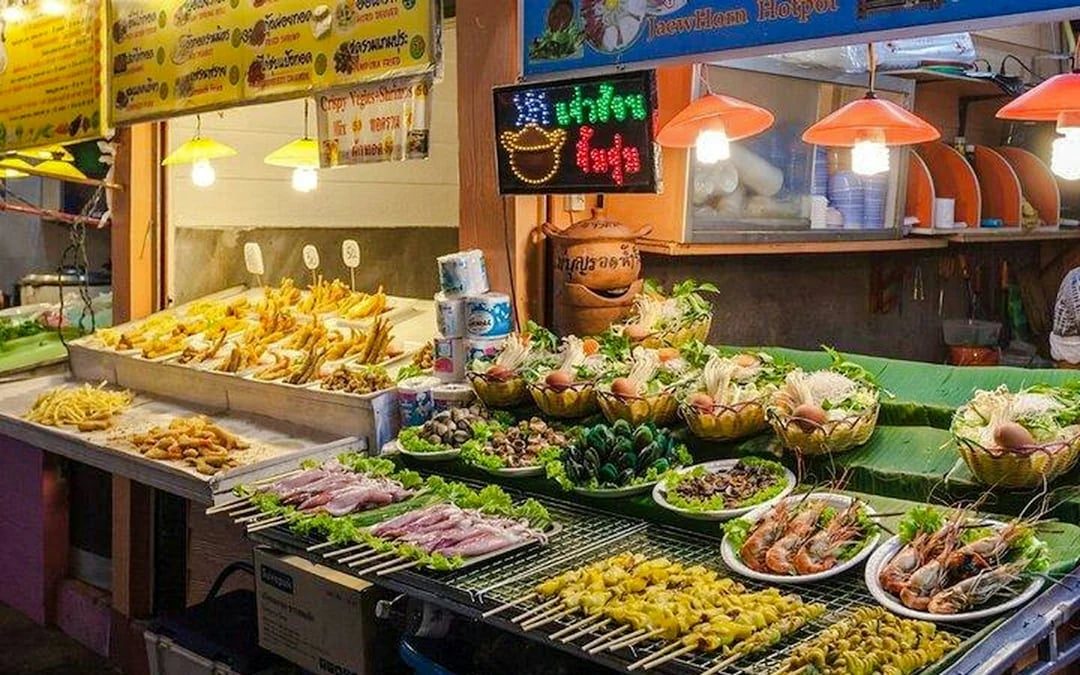 Chiang Mai Night Tuk-Tuk Tour: Temples and Night Market with Street-Food Tasting Image 7