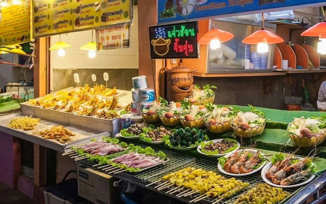 Chiang Mai Night Tuk-Tuk Tour: Temples and Night Market with Street-Food Tasting Image 9