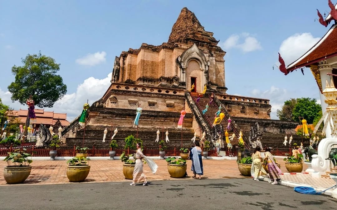 Chiang Mai Small-Group Cultural Tour: Karen Long Neck Village, Silver Temple, Wat Phra Singh & Wat Chedi Luang Image 11