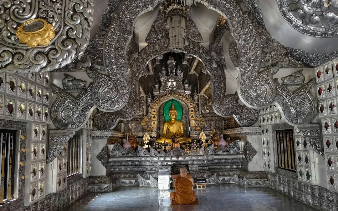 Chiang Mai Small-Group Cultural Tour: Karen Long Neck Village, Silver Temple, Wat Phra Singh & Wat Chedi Luang Image 8