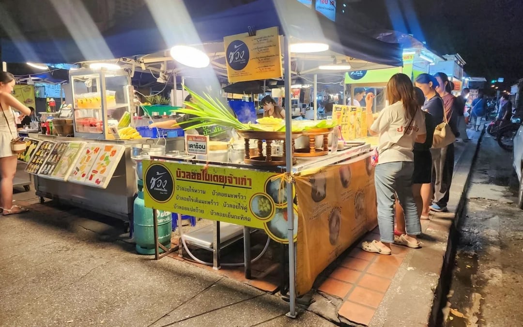 Chiang Mai Small-Group Night Market Street Food Walking Tour with Tastings Image 5