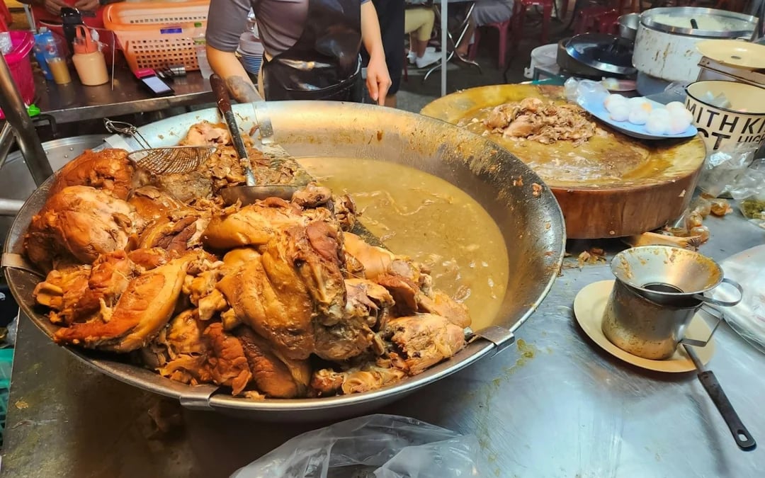 Chiang Mai Small-Group Night Market Street Food Walking Tour with Tastings Image 6