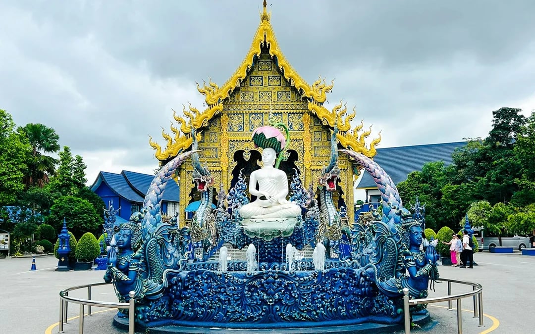 Chiang Rai Guided Tour: White Temple, Blue Temple & Black House Museum with Lunch & All Admissions Included Image 4