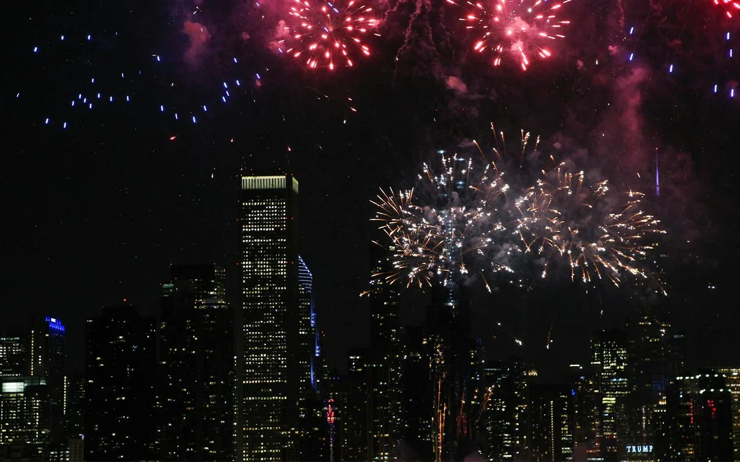 Chicago Fireworks Dinner Cruises Image 8