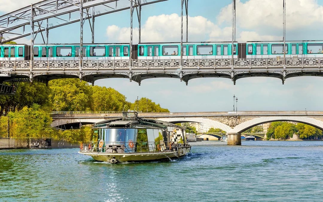 Christmas & New Year’s Eve Lunch or Dinner Cruise on the Seine River Image 2