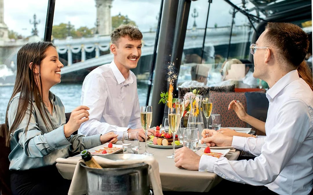 Christmas & New Year’s Eve Lunch or Dinner Cruise on the Seine River Image 3