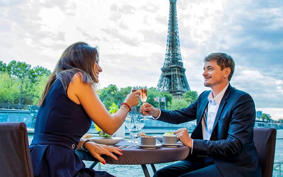 Christmas & New Year’s Eve Lunch or Dinner Cruise on the Seine River Image 4