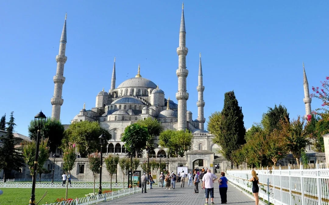 Combo: Blue Mosque, Hagia Sophia & Basilica Cistern Guided Tour + Bosphorus Cruise Image 1