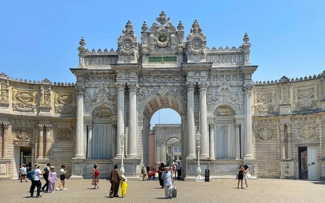 Combo: Dolmabahçe Palace & Harem Skip-the-Line Tickets with Audio Guide + Bosphorus Cruise Image 2