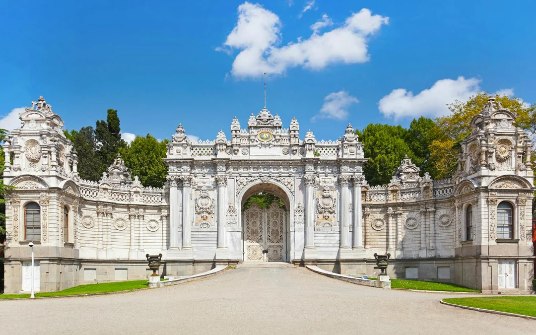 Combo: Dolmabahçe Palace + Basilica Cistern Skip-the-Line Tickets with Audio Guide Image 2