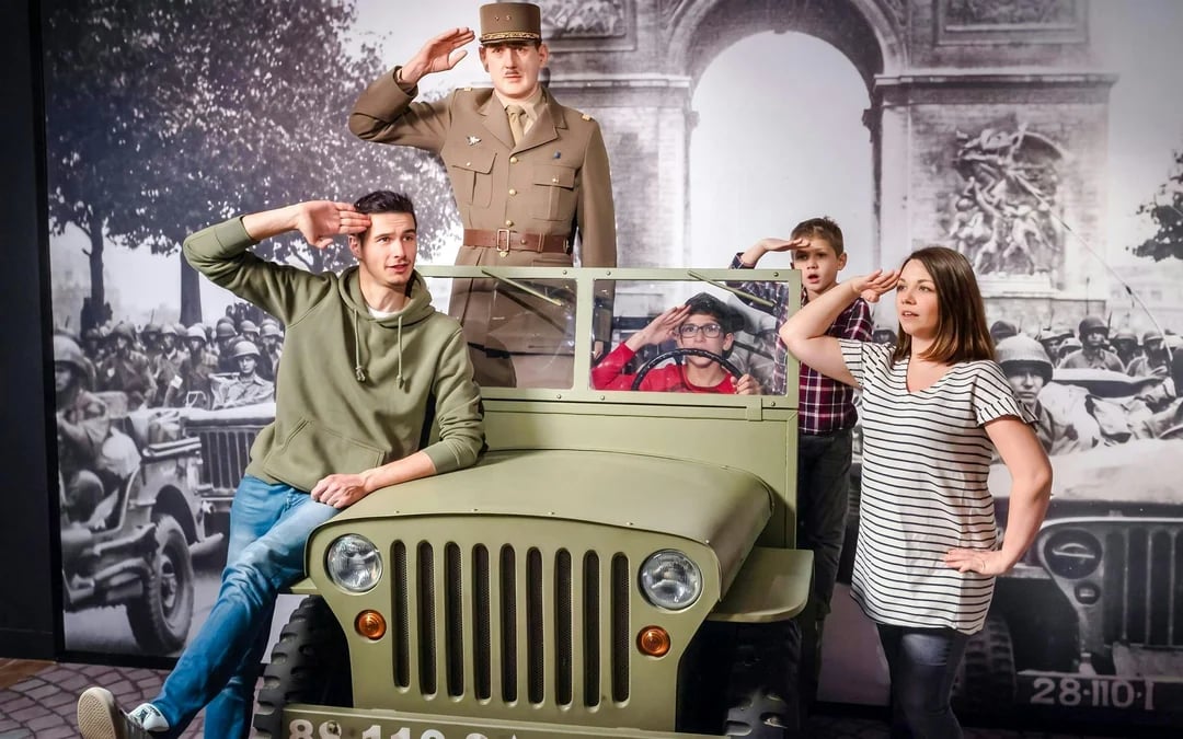 Combo: Grévin Wax Museum + Seine River Cruise Tickets Image 11