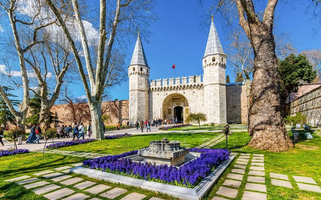 Combo Guided Tours with Entry Tickets: Hagia Sophia + Topkapi Palace or Basilica Cistern Image 3