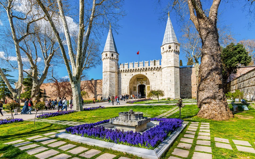 Combo Guided Tours with Entry Tickets: Hagia Sophia + Topkapi Palace or Basilica Cistern Image 3