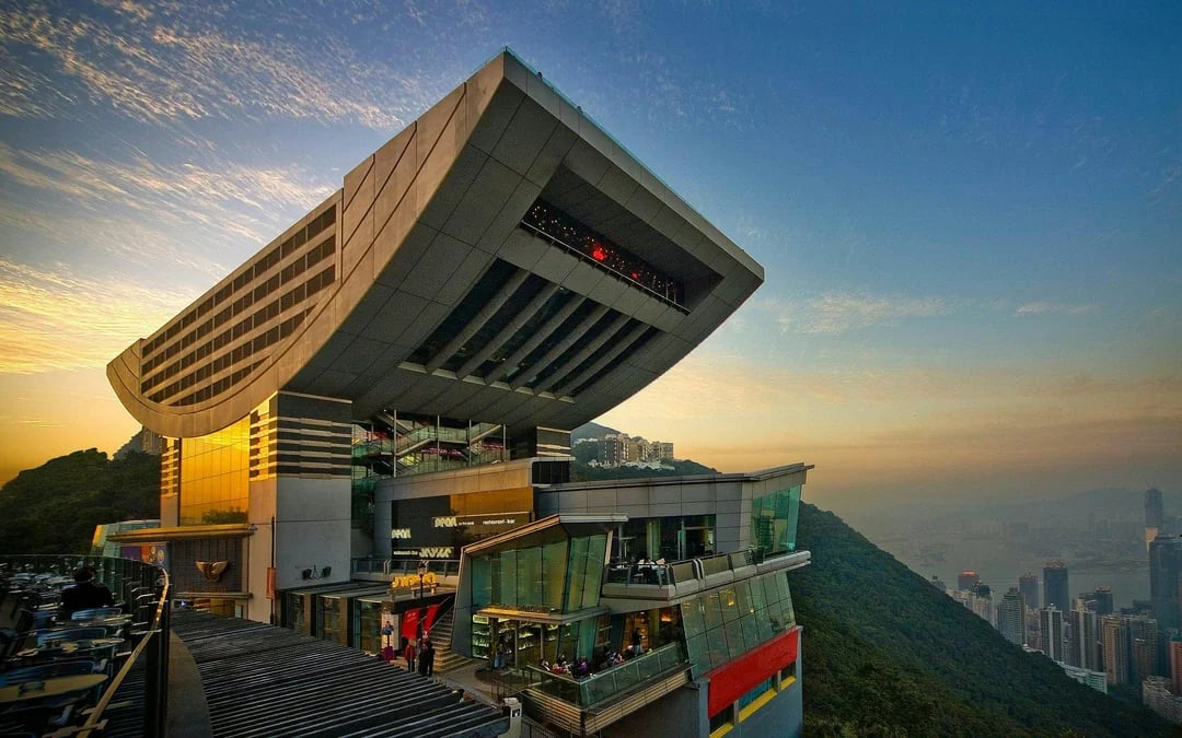 Combo: Hong Kong Peak Tram Evening Tickets + Dinner + Lightshow Image 4
