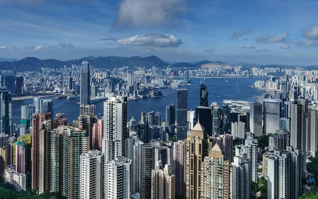 Combo: Hong Kong Peak Tram Evening Tickets + Dinner + Lightshow Image 8