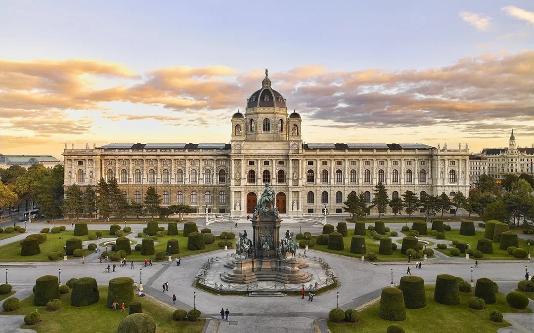 Combo: Kunsthistorisches Museum + Imperial Treasury Admission Tickets Image 2