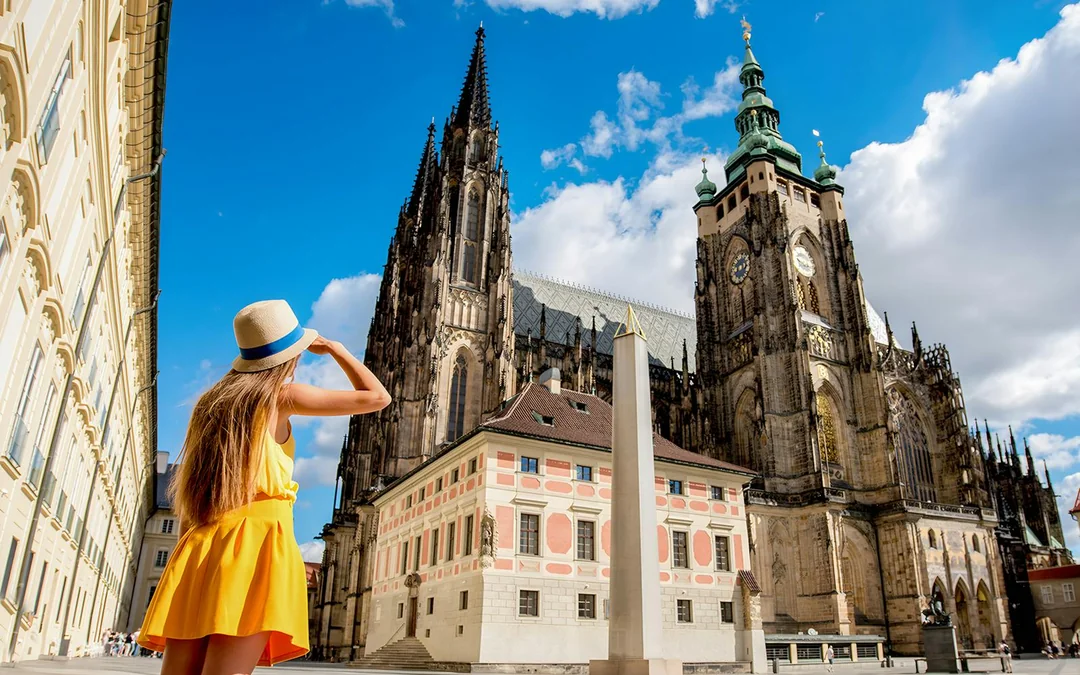 Combo: Prague Castle Guided Tour, River Cruise & Bus Transfer Image 1