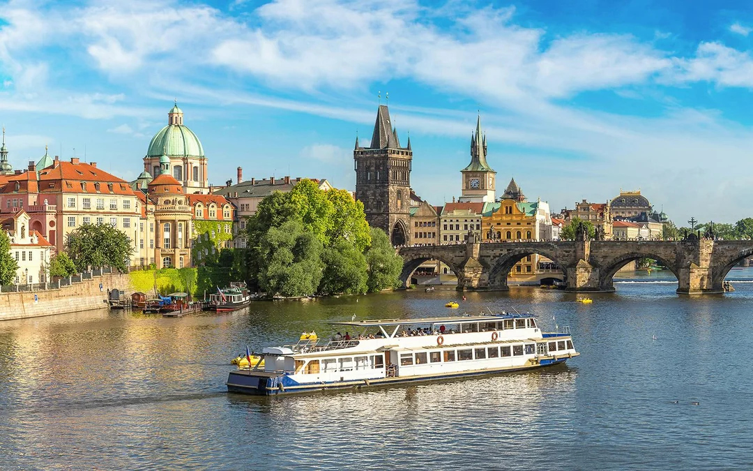 Combo: Prague Castle Guided Tour, River Cruise & Bus Transfer Image 5