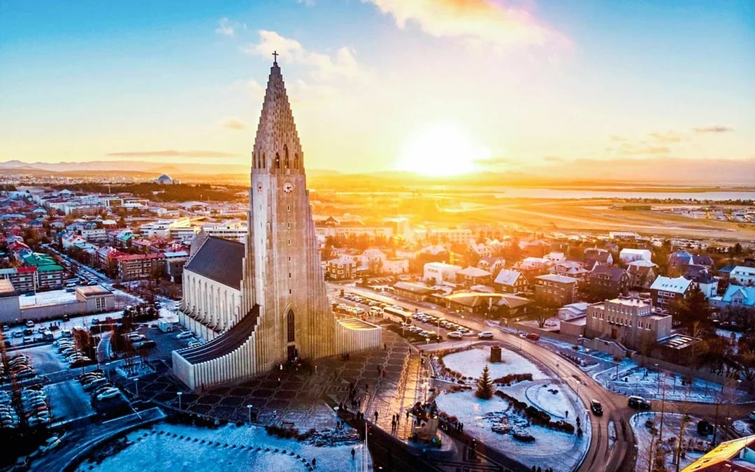 Combo: Reykjavik Hop-on Hop-off Bus Tour + Wonders of Iceland Image 3