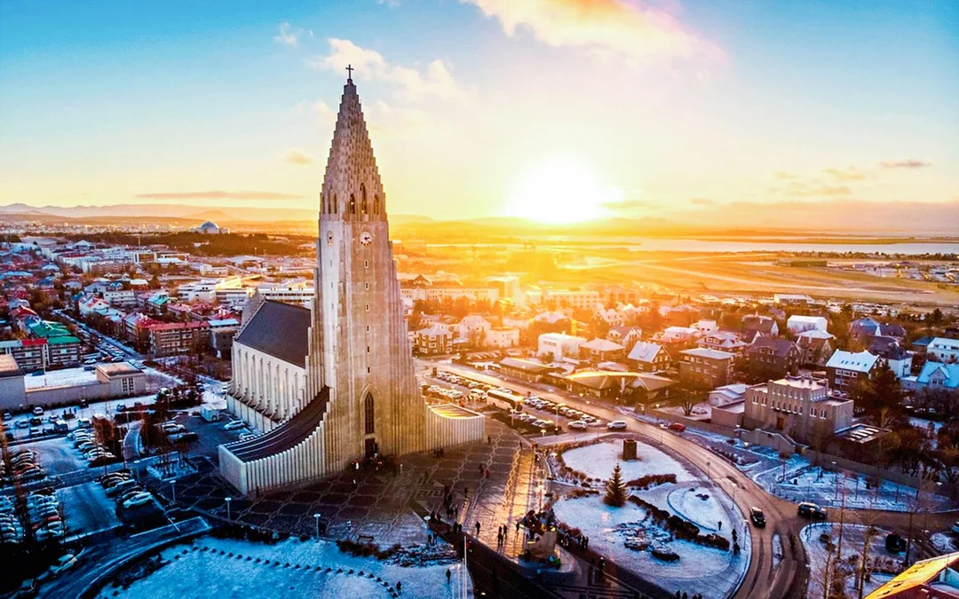 Combo: Reykjavik Hop-on Hop-off Bus Tour + Wonders of Iceland Image 3