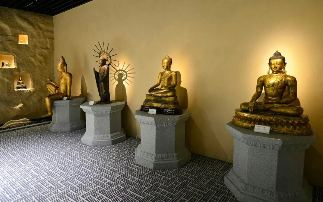 Combo: Shanghai Tower Observatory + Guanfu Museum Tickets Image 5