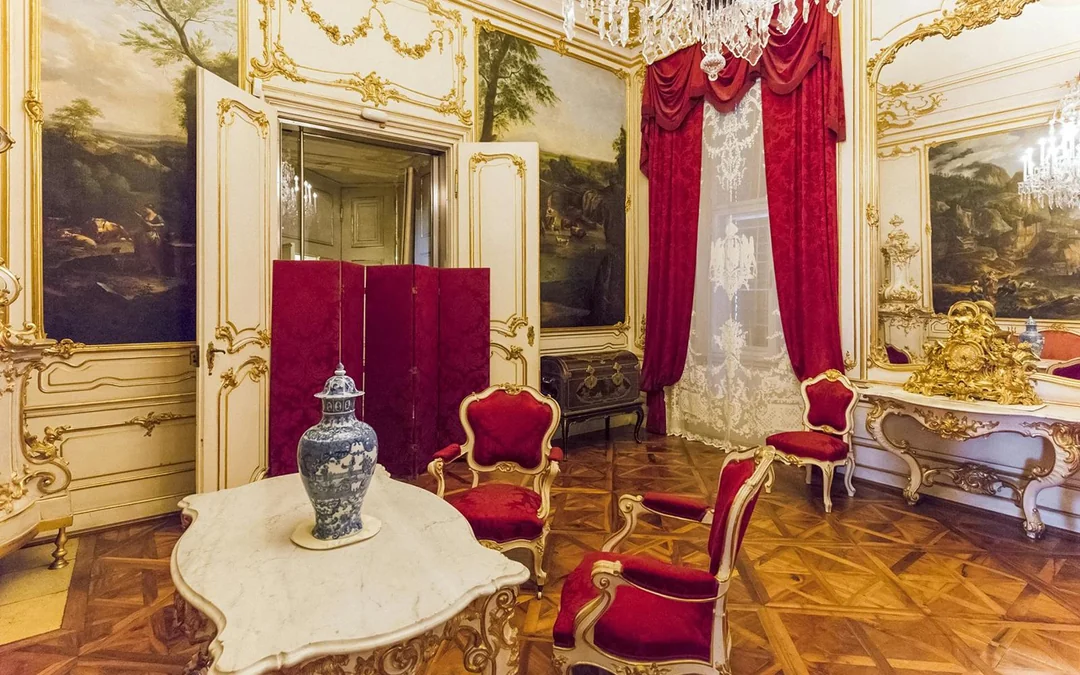 Combo: Vienna Hop-on Hop-off Bus Tour + Schönbrunn Palace & Belvedere Palace Tickets Image 9