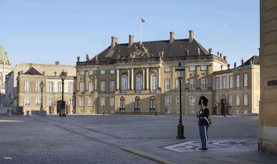 Copenhagen card-HOP with 40+ attractions and hop-on hop-ff bus