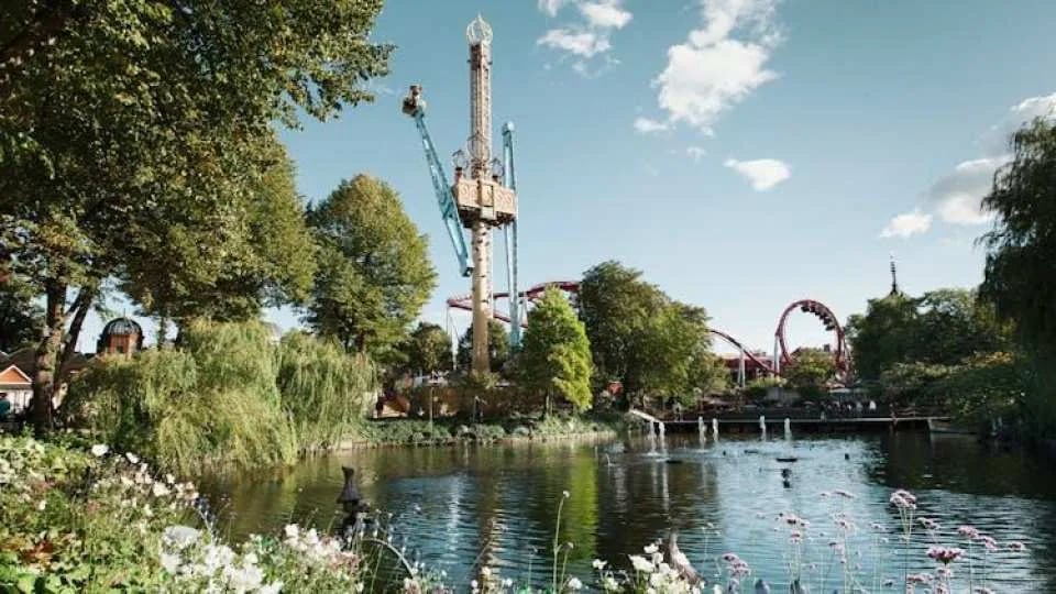 Copenhagen card-HOP with 40+ attractions and hop-on hop-ff bus