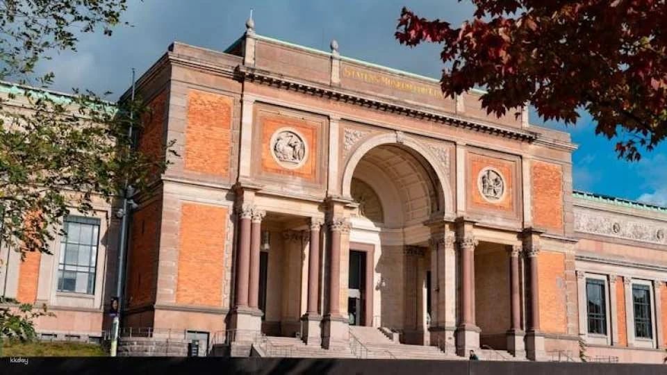 Copenhagen card-HOP with 40+ attractions and hop-on hop-ff bus