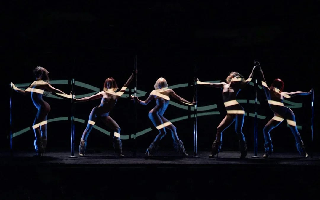 Crazy Horse Show Tickets with Dinner at Ginger Restaurant Image 1