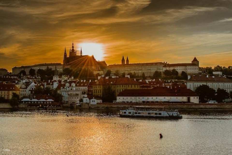 Cruise Tour in Prague with Dinner