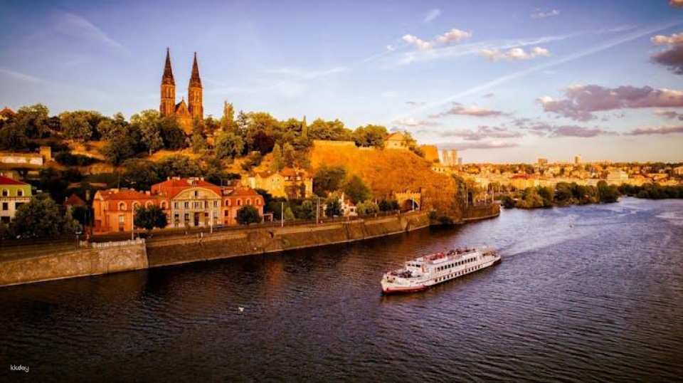 Cruise Tour in Prague with Dinner