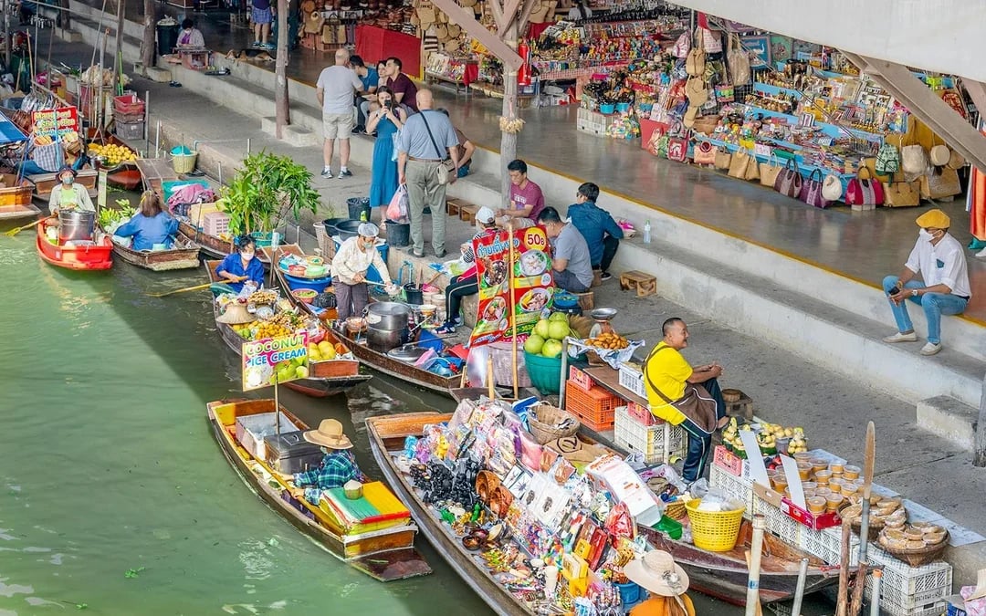 Damnoen Saduak Floating Market & Maeklong Railway Market Full-Day Guided Tour Image 7