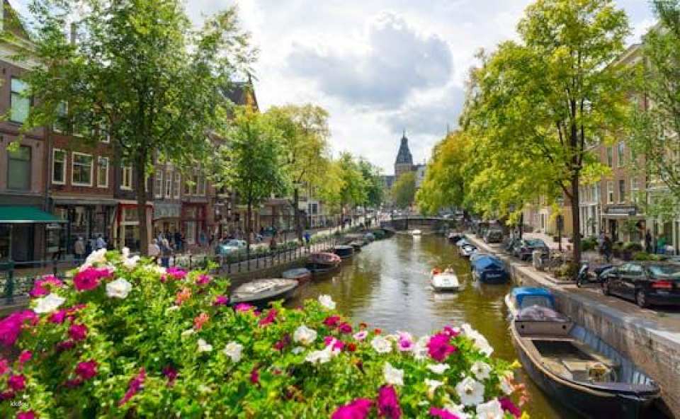 Deluxe private Amsterdam canal boat tour