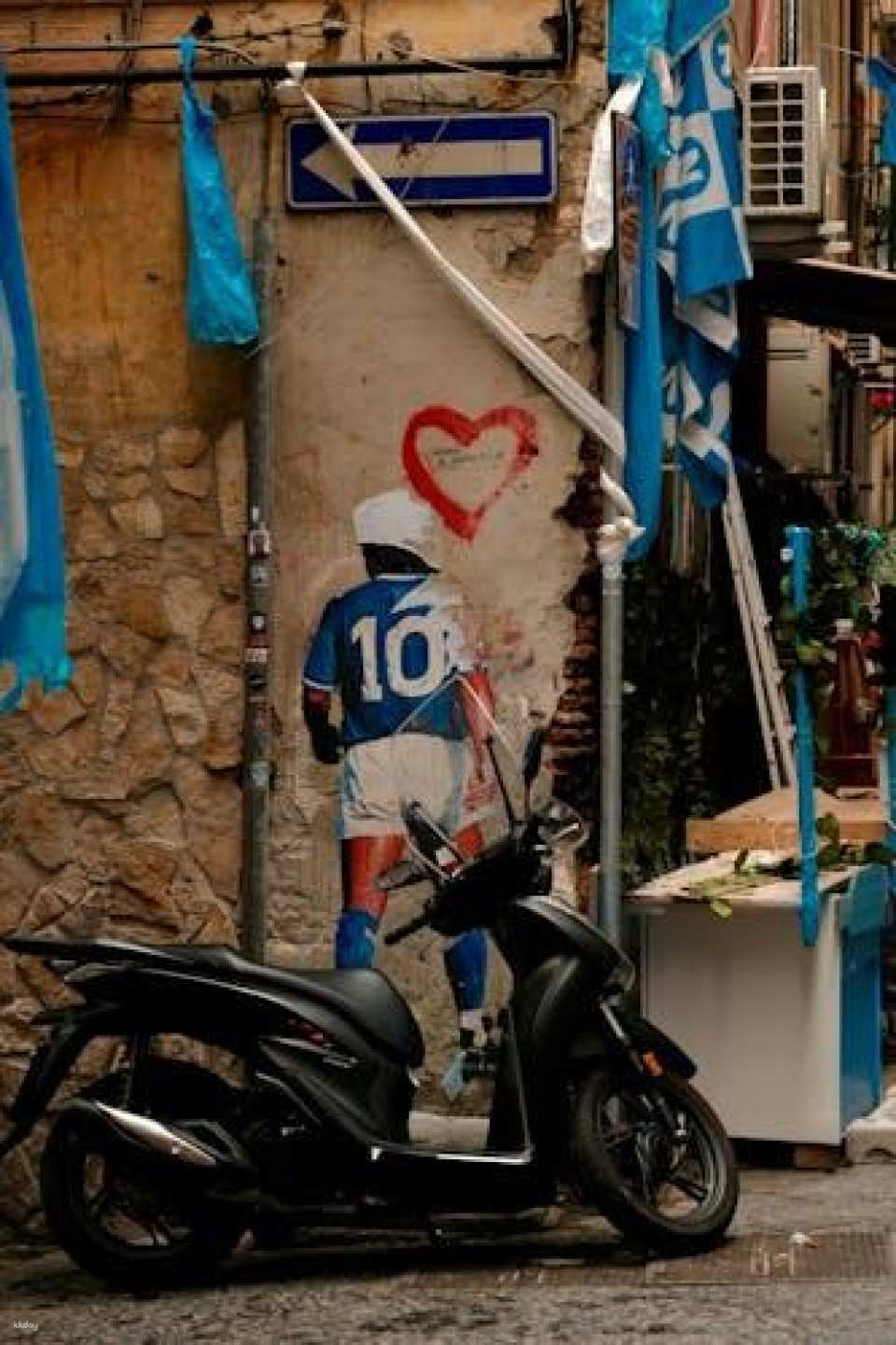 Diego Maradona tour with football, culture and pizza in Naples