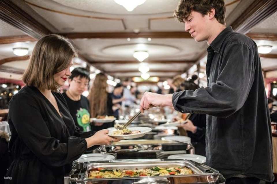 Dinner cruise on the Danube with folklore dance and live music