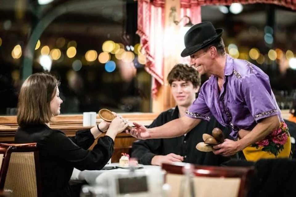 Dinner cruise on the Danube with folklore dance and live music