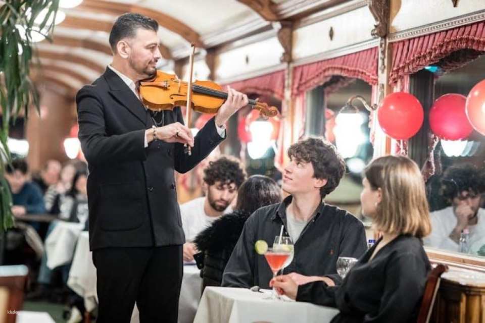 Dinner cruise on the Danube with folklore dance and live music