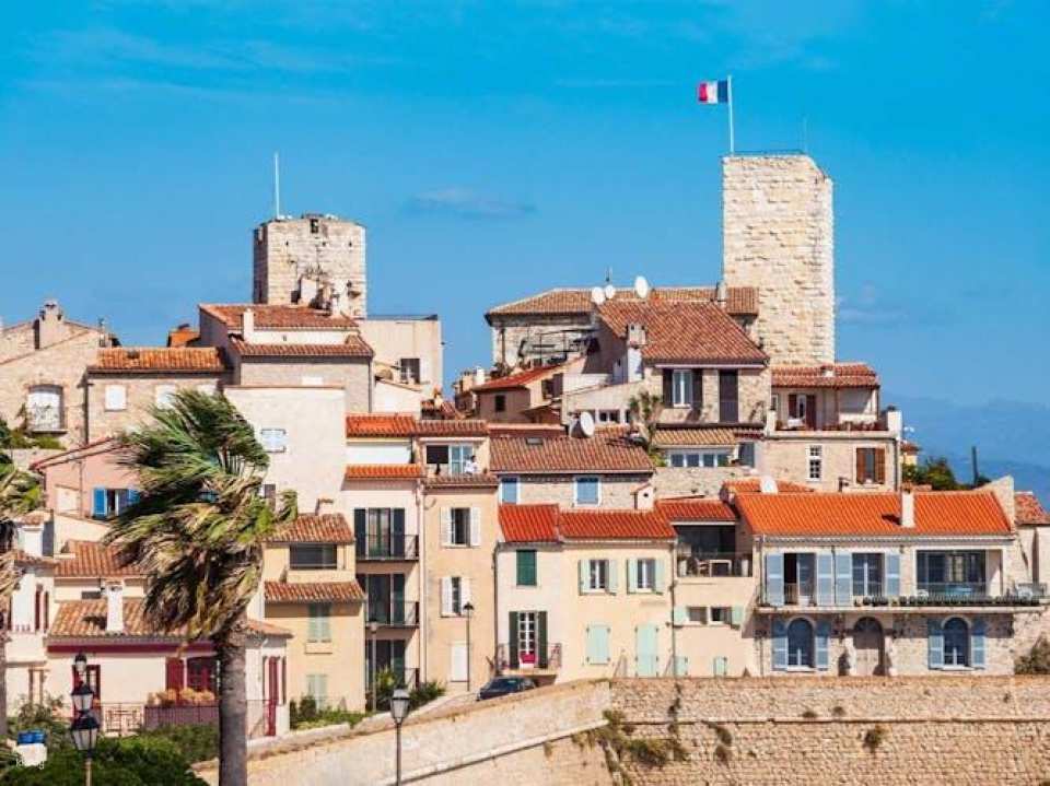 Discover Antibes in 1 hour with a local