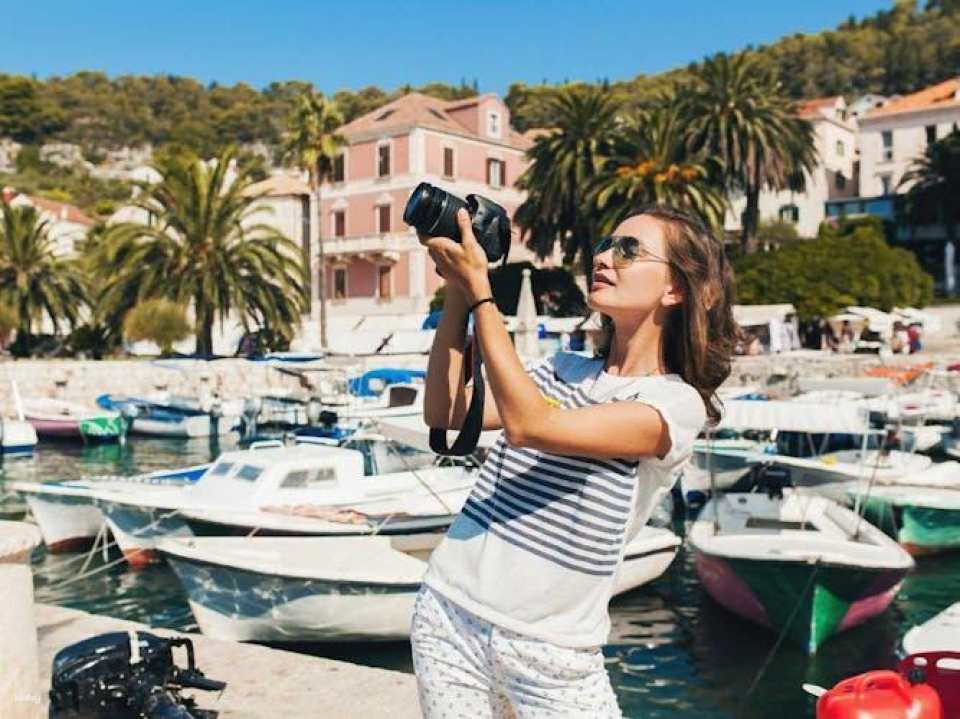 Discover Antibes in 1 hour with a local